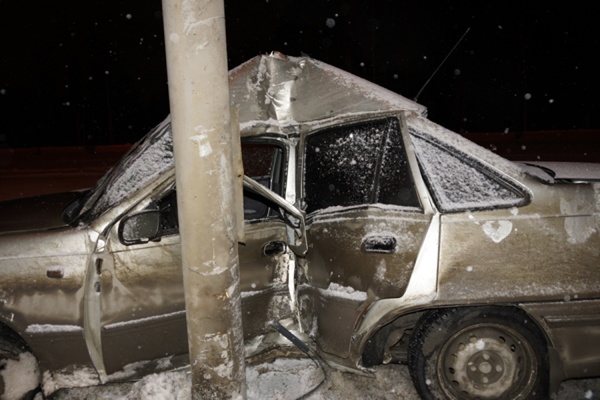 В Екатеринбурге автомобиль врезался в столб. Пострадали водитель и пассажир - Фото 1