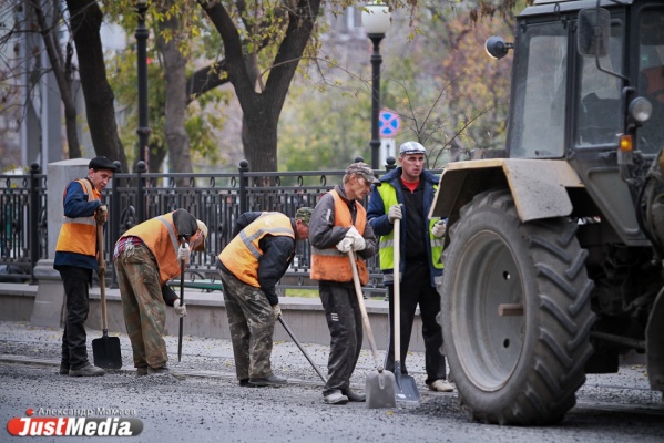 В прошлом году на ремонт дорог в Екатеринбурге потратили 1 миллиард рублей, в этом году заложено 73 миллиона. Область свою долю «зажала» - Фото 1