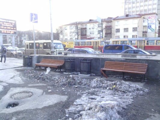 Отдых с видом на ларьки и ограждения. Неизвестные наводнили Екатеринбург скамейками и урнами - Фото 1