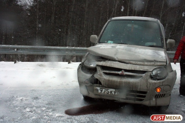 В Свердловской области пассажир перевернувшейся легковушки вылетел через лобовое стекло  - Фото 1