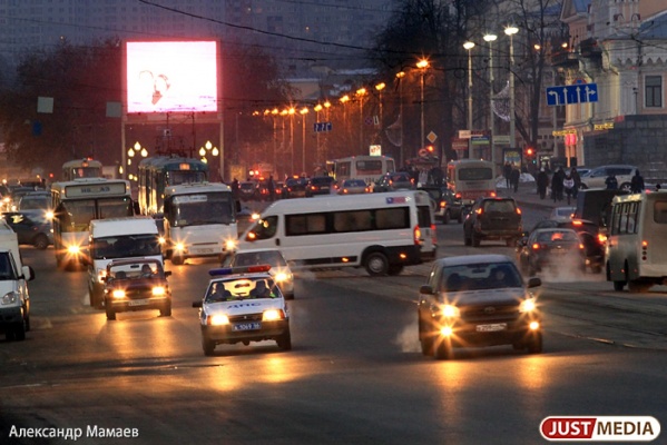 Свердловские водители начали получать права нового образца - Фото 1