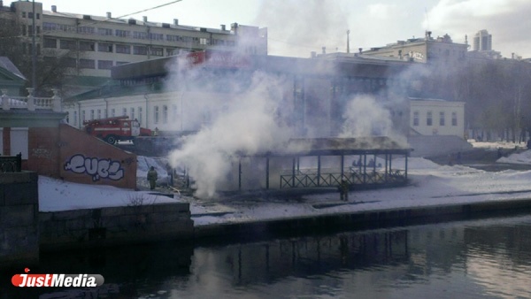 В Екатеринбурге на Плотинке горит летнее кафе - Фото 1
