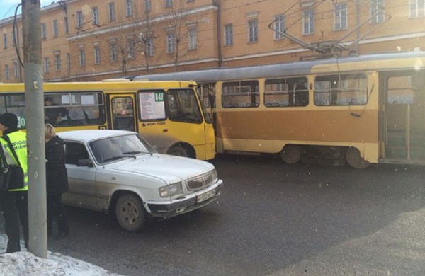 В Екатеринбурге автобус врезался в трамвай, перегородив Луначарского - Фото 1