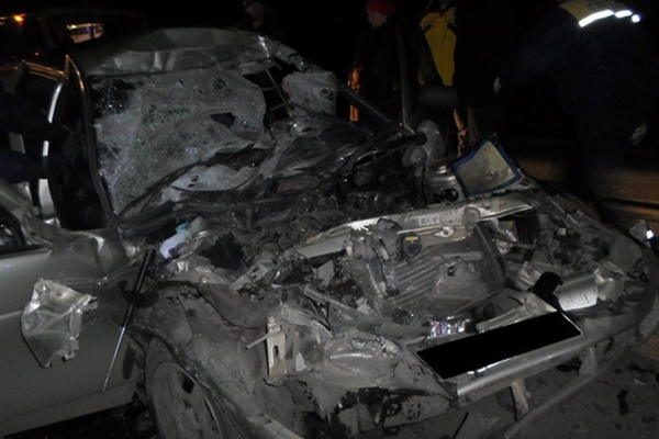 В Свердловской области легковушка влетела в грузовик. Один человек погиб, двое — госпитализированы - Фото 1
