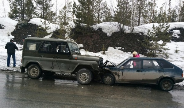 В Свердловской области в легковушку с двумя малышами влетел УАЗ - Фото 1