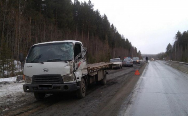 На Серовском тракте столкнулись два грузовика: вся дорога в досках, оба водителя в больнице  - Фото 1
