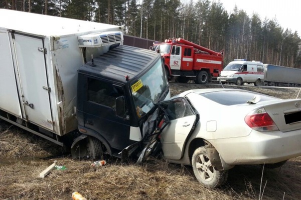 Под Екатеринбургом Toyota врезалась в грузовик. Погиб водитель легковушки - Фото 1