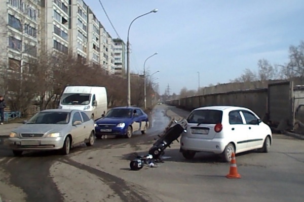 В Екатеринбурге в столкновении мотоцикла и легкового автомобиля пострадали два человека - Фото 1