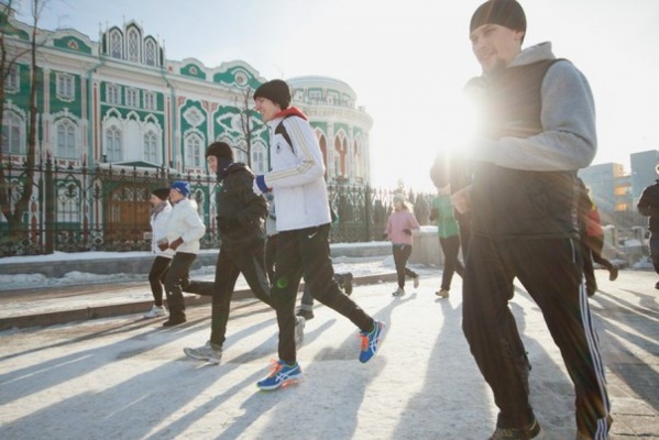 Набережная Исети стала местом для массовой вечерней пробежки екатеринбургской молодежи - Фото 1