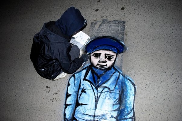 Уличный художник жестко пристыдил людей в погонах за преступную безответственность  - Фото 1