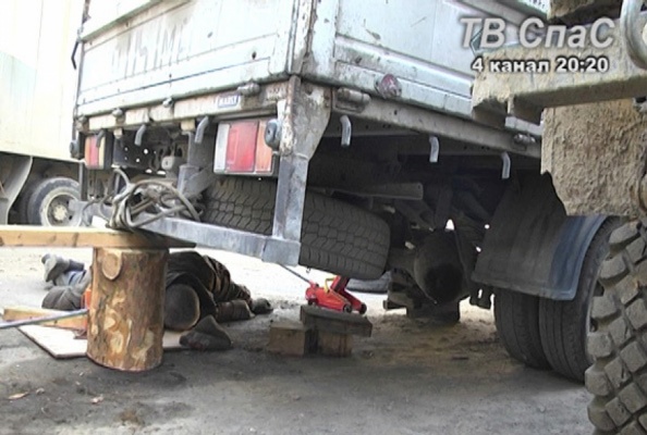 В Екатеринбурге во время ремонта грузовик упал на голову своему хозяину - Фото 1