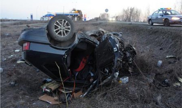 На Серовском тракте ВАЗ врезался в придорожный крест. Водитель машины погиб до приезда «скорой» - Фото 1