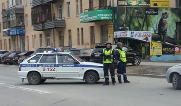 В центре Екатеринбурга утром полицейские с автоматами перекрыли несколько улиц  - Фото 1