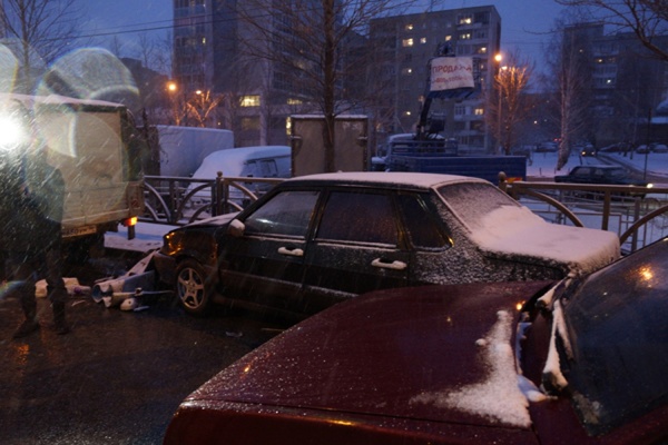 На улице Ткачей автомобиль сбил двух мужчин, ремонтировавших свою машину - Фото 1