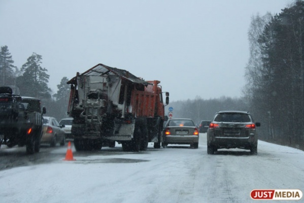 Снегопад, снегопад… На автодороге Челябинском тракте из-за непогоды образовалась многокилометровая пробка; на выезде из Екатеринбурга — огромный затор - Фото 1