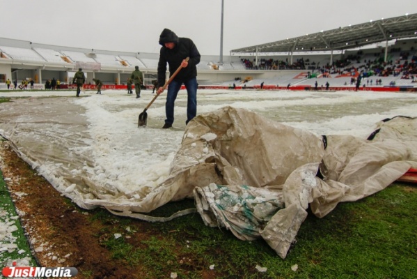 400 кубометров льда, две роты солдат и 90 минут игры — газон Центрального стадиона выдержал субботнее испытание  - Фото 1