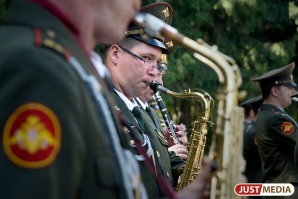 Сводный военный оркестр Екатеринбургского гарнизона исполнил на автобусной остановке 'Хуямбу' и 'Bésame mucho' - Фото 1