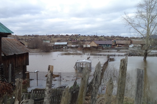 В Староуткинске затопило девять огородов. Сотрудники МЧС начали эвакуацию жителей поселка - Фото 1
