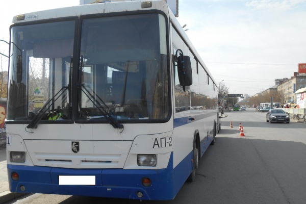 В Екатеринбурге водитель автобуса покалечил двух пассажиров, резко нажав на педаль тормоза - Фото 1