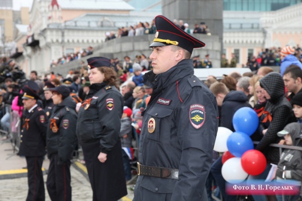Десять тысяч полицейских охраняют порядок в Свердловской области в День Победы - Фото 1
