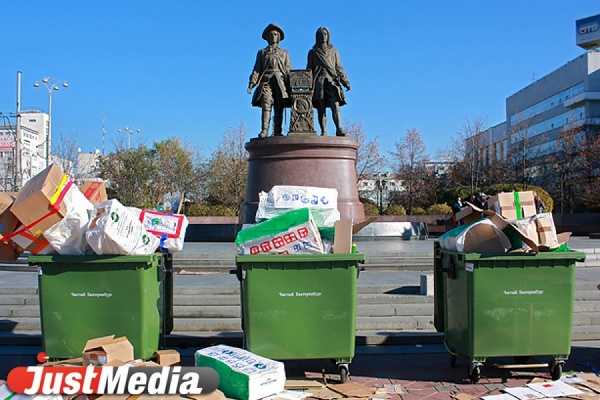Во время массовых гуляний из Екатеринбурга вывезли более 300 кубометров мусора - Фото 1