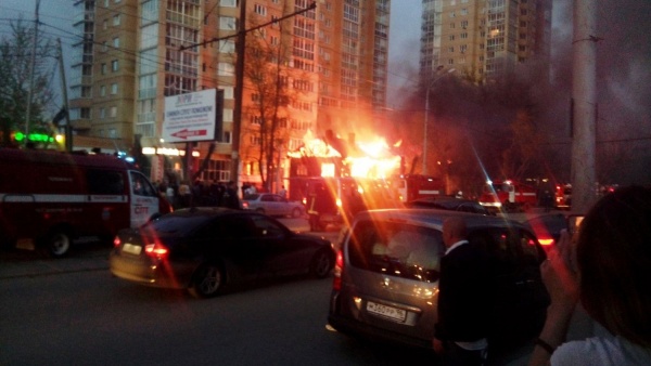 На улице 8 Марта сгорел расселенный барак  - Фото 1