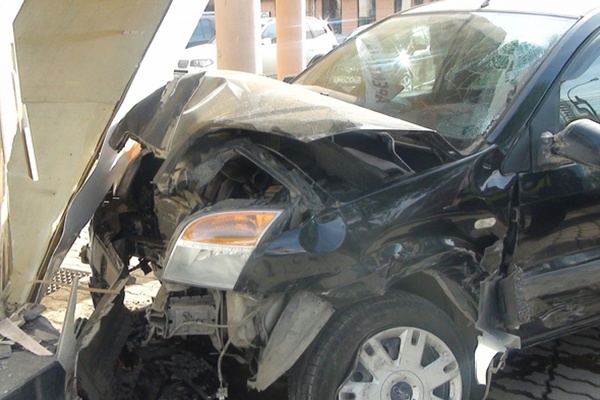 В Екатеринбурге МЧСник на «Форде» по вине автоледи сбил пешехода и врезался в здание - Фото 1