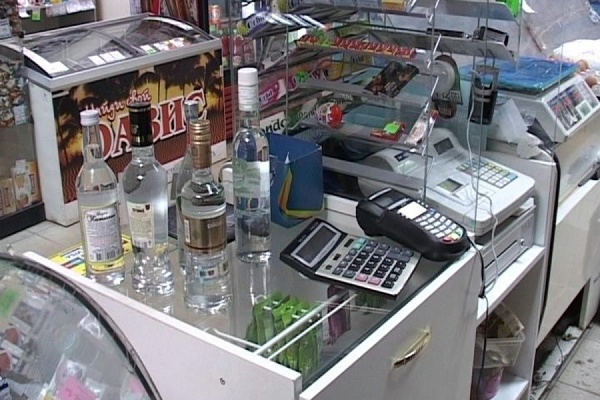 Полицейские изъяли в продуктовом магазине более 200 бутылок водки с поддельными акцизными марками - Фото 1