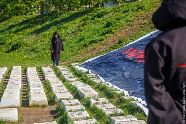 В знак протеста против переноса оптоволокна под землю активисты похоронили памятник клавиатуре  - Фото 1