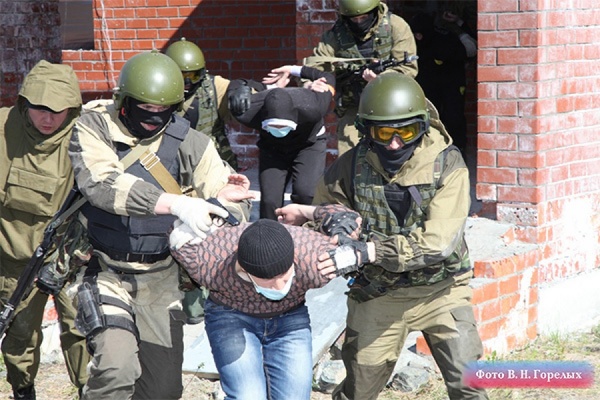 Свердловские силовики продемонстрировали навыки задержания вооруженных преступников и освобождения заложников - Фото 1