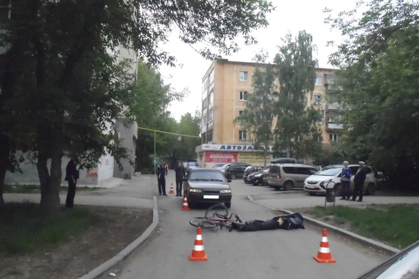 Автомобиль сбил велосипедиста во дворе дома на улице Шаумяна. Мужчина скончался на месте - Фото 1