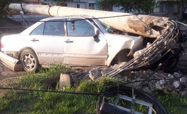 На Химмаше автоледи на «Мерседесе» снесла бетонный столб. Девушку ввели в искусственную кому - Фото 1