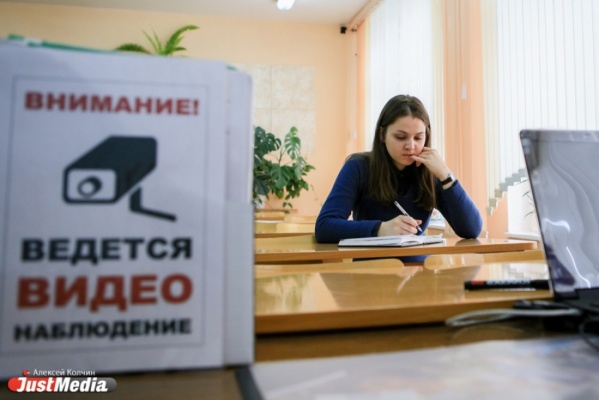 Российские школьники сегодня сдают первые в этом году ЕГЭ - Фото 1