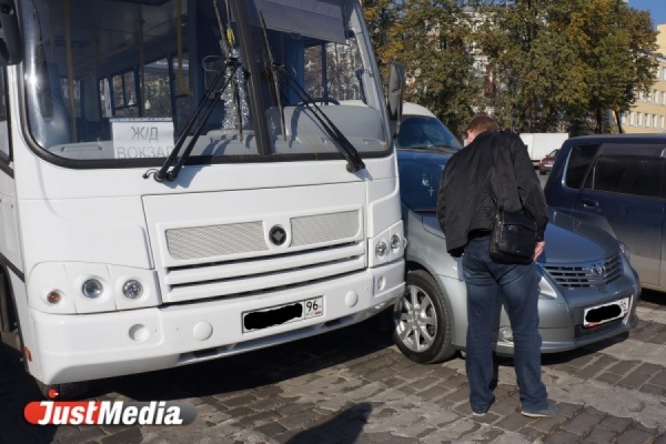 На Тюменском тракте спасателям пришлось извлекать из раскуроченной машины виновника ДТП с грузовиком и автобусом - Фото 1