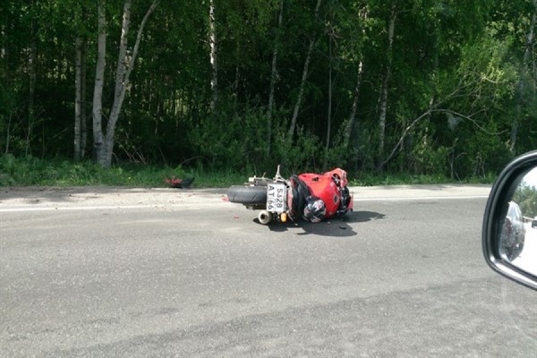 На Широкой Речке мотоциклист столкнулся с Mitsubishi - Фото 1