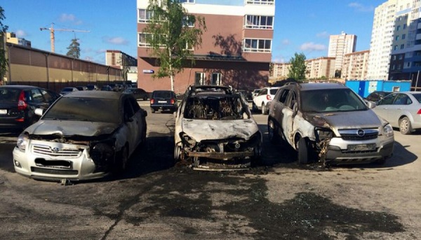 В Екатеринбурге минувшей ночью сгорели четыре иномарки - Фото 1