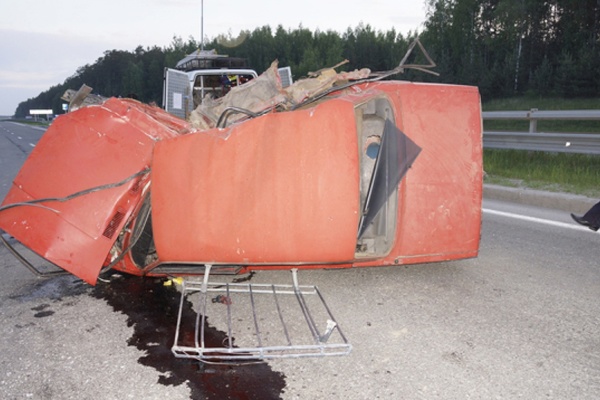 На Серовском тракте КАМАЗ поставил «пятерку» на бок. Погиб пассажир легковушки - Фото 1