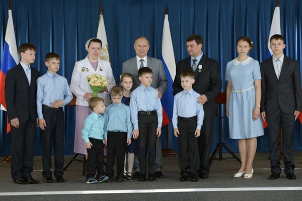 Владимир Путин вручил многодетной семье из Ирбита орден «Родительская слава» - Фото 1