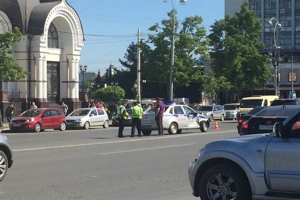 Экипаж ДПС попал в аварию в центре Екатеринбурга - Фото 1