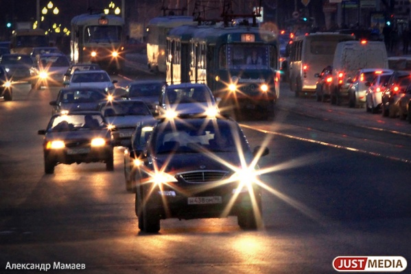 МОТИВ и ГИБДД Екатеринбурга вручали автомобилистам подарки вместо штрафов - Фото 1
