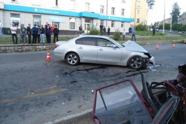 В Новоуральске пьяный водитель на незарегистрированном BMW столкнулся с Daewoo Nexia. Пострадали два человека - Фото 1