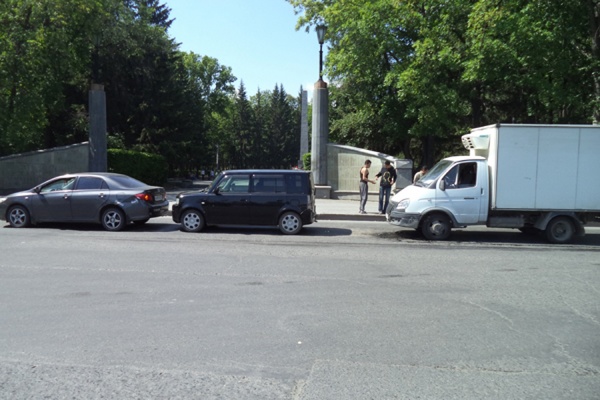В Екатеринбурге в результате столкновения трех автомобилей пострадала женщина-водитель - Фото 1