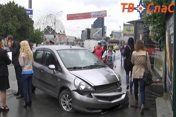 В Екатеринбурге автоледи сбила на тротуаре двух пешеходов - Фото 1