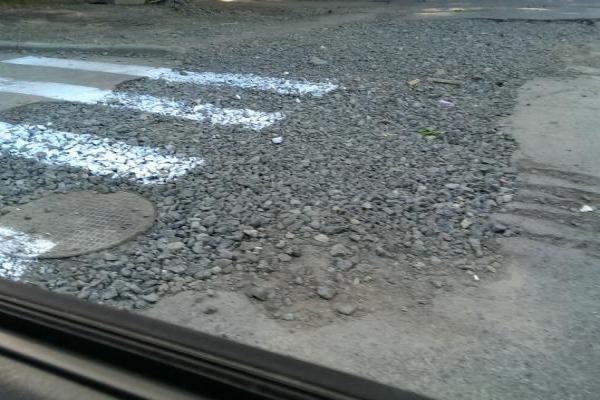 «Это искусство!». Дорожники нанесли зебру на маленькие камушки, создав гигантскую мозаику - Фото 1