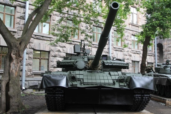 Штаб ЦВО окружили танки и пушки. Уральские военные решили показать горожанам свою технику - Фото 1