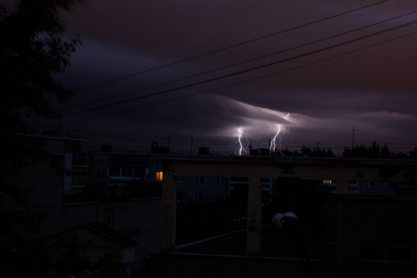Ночная гроза в Екатеринбурге напугала пользователей Интернета - Фото 1