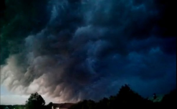 Огромное темно-синее облако накрыло село Щелкун - Фото 1