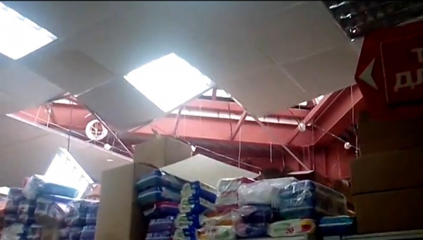 В Новоуральске в «Мегамарте» обрушился подвесной потолок - Фото 1