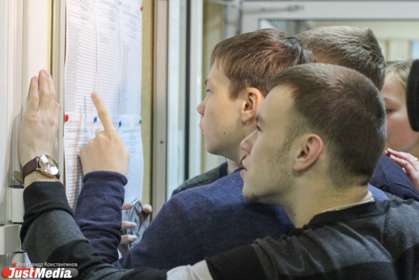 Свердловские школьники стали лучше сдавать ЕГЭ по русскому языку и математике - Фото 1
