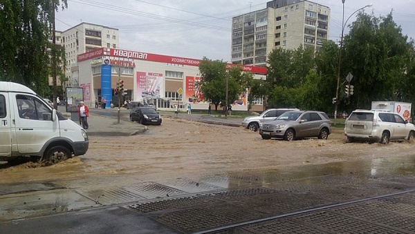 Коммунальное ЧП в Екатеринбурге! Улица Блюхера превратилась в огромный бассейн  - Фото 1